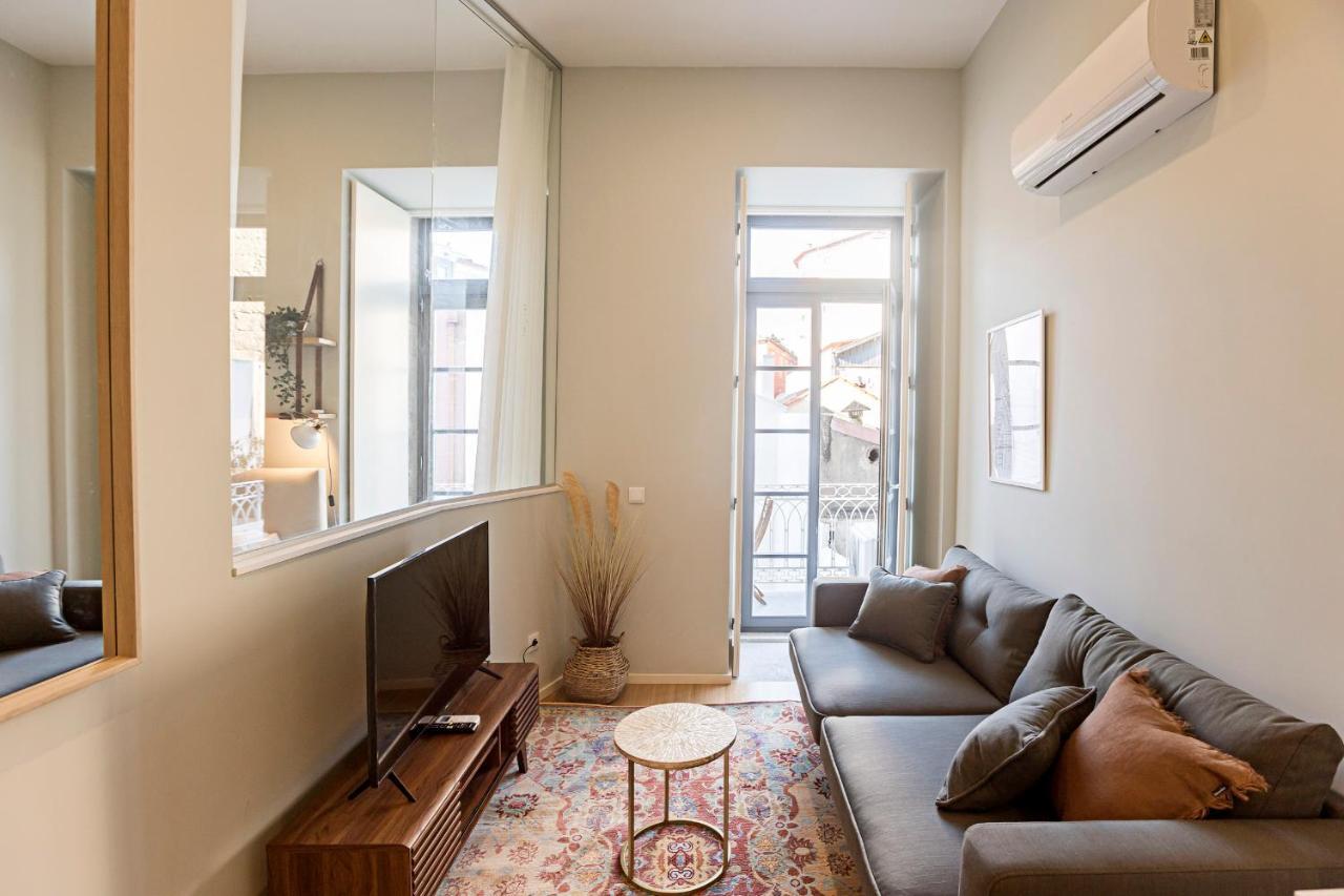 31 Janeiro 157 - Stylish 1Br W/ Ac & Balcony By Lovelystay Porto Luaran gambar